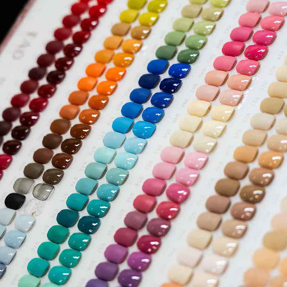 Stort udvalg af neglelak i flotte farver hos Beauty Care i Hvidovre.